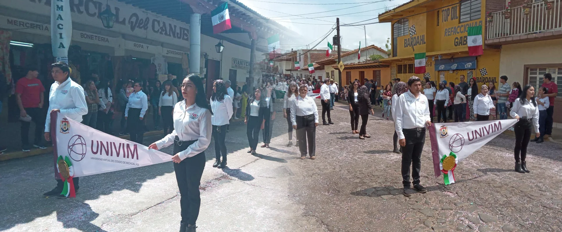 UVEU ACUITZIO presente en el Desfile Cívico por los 214 años de Independencia de México 